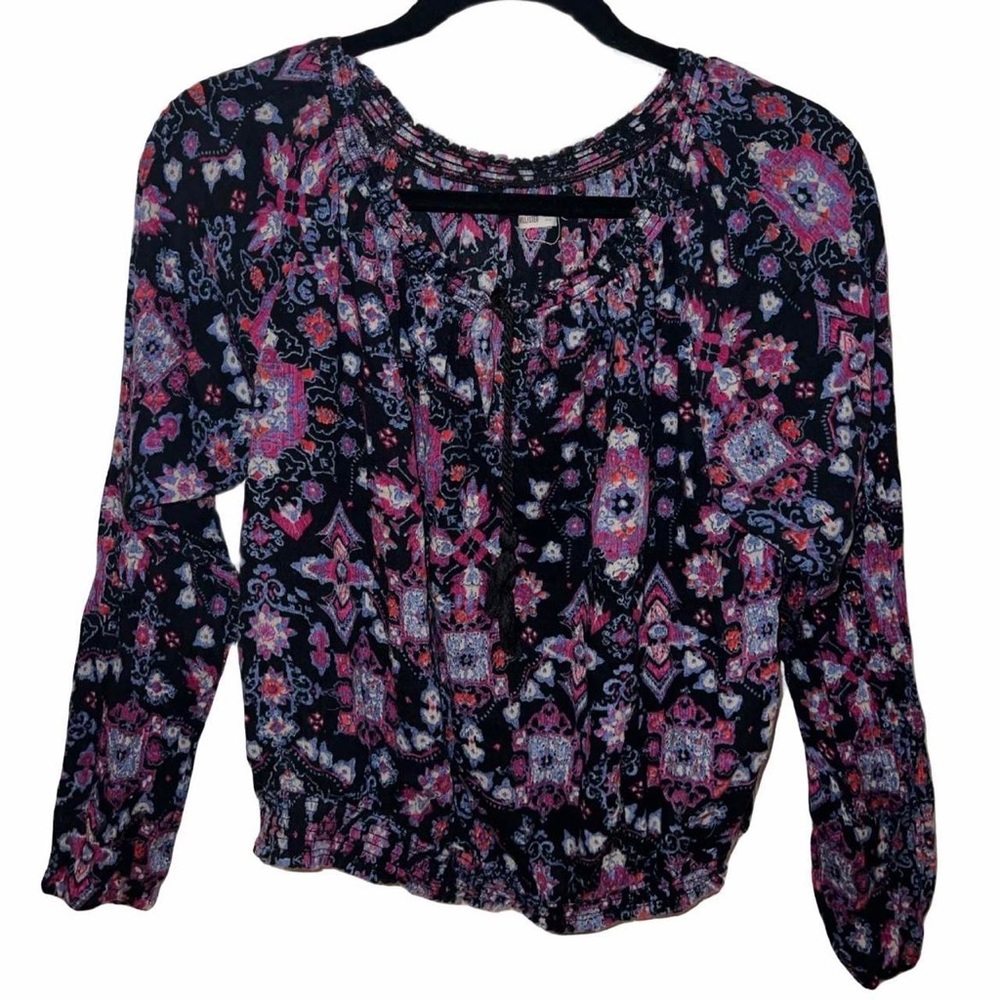 Womens top 
Brand: Hollister 
Size: Small 
Stretchy and breathable